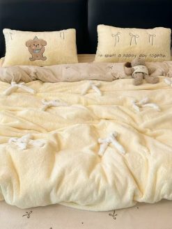 Extra Warm: Cream Ribbon Hug Bedding Set