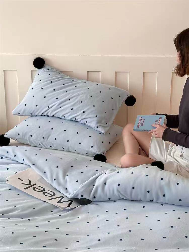 Extra Warm: Blueberry Dot Fleece Bedding Set - Image 2