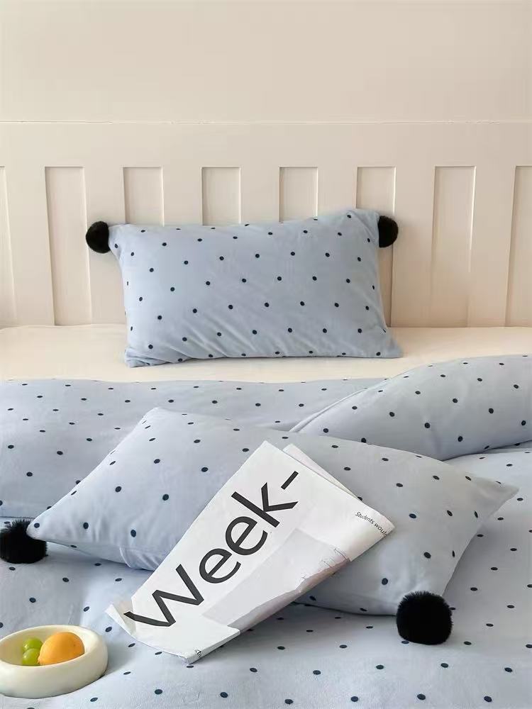 Extra Warm: Blueberry Dot Fleece Bedding Set - Image 3